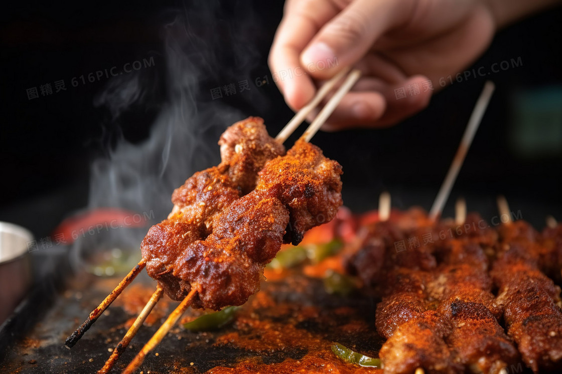 正在炙烤的中国美食烤羊肉串