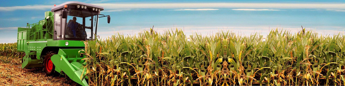 农业收割丰收玉米收割机背景