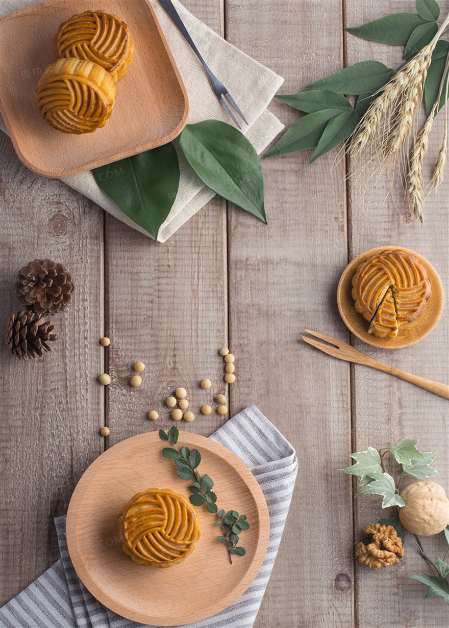 中秋传统美食月饼摆拍木板背景