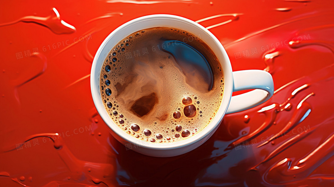 红色桌面上的热咖啡图片