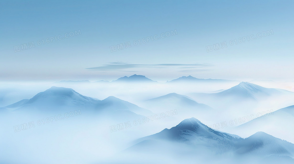 浅色云雾中的山脉背景