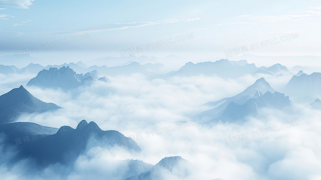 浅色云雾中的山脉背景