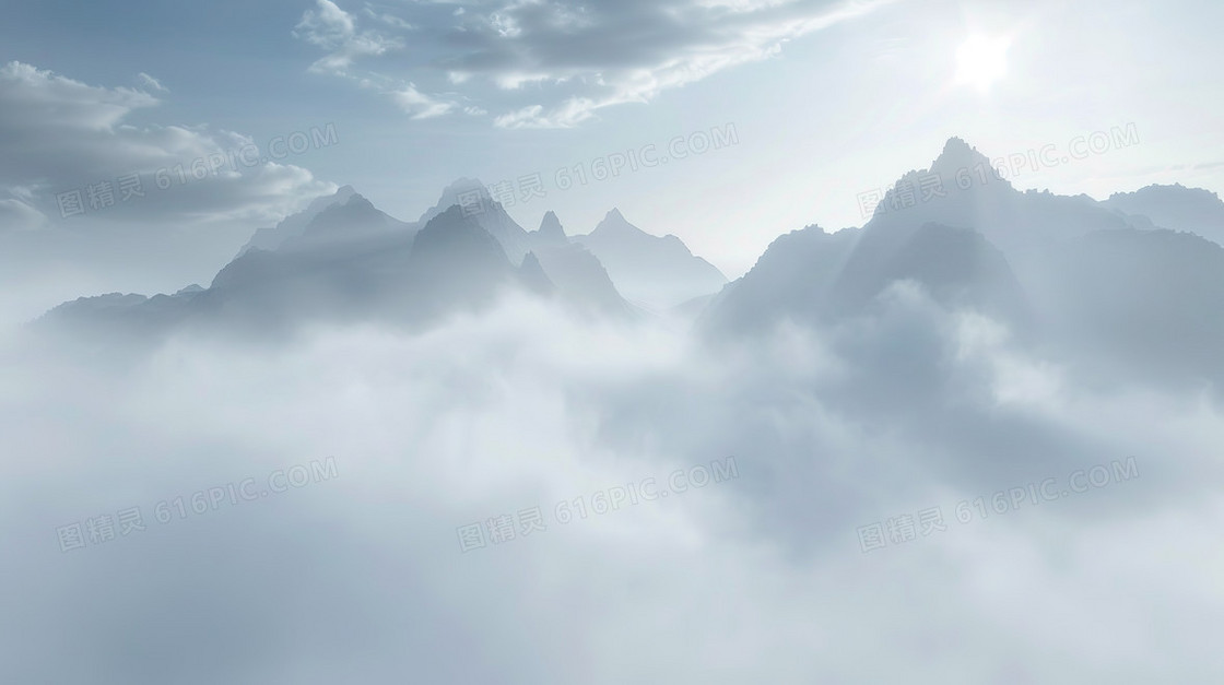 浅色云雾中的山脉背景
