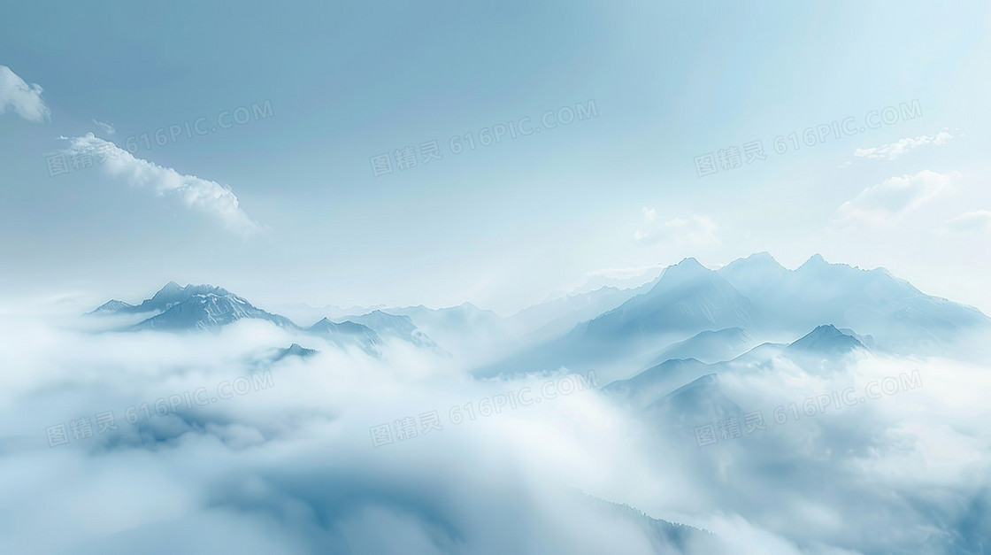 浅色云雾中的山脉背景
