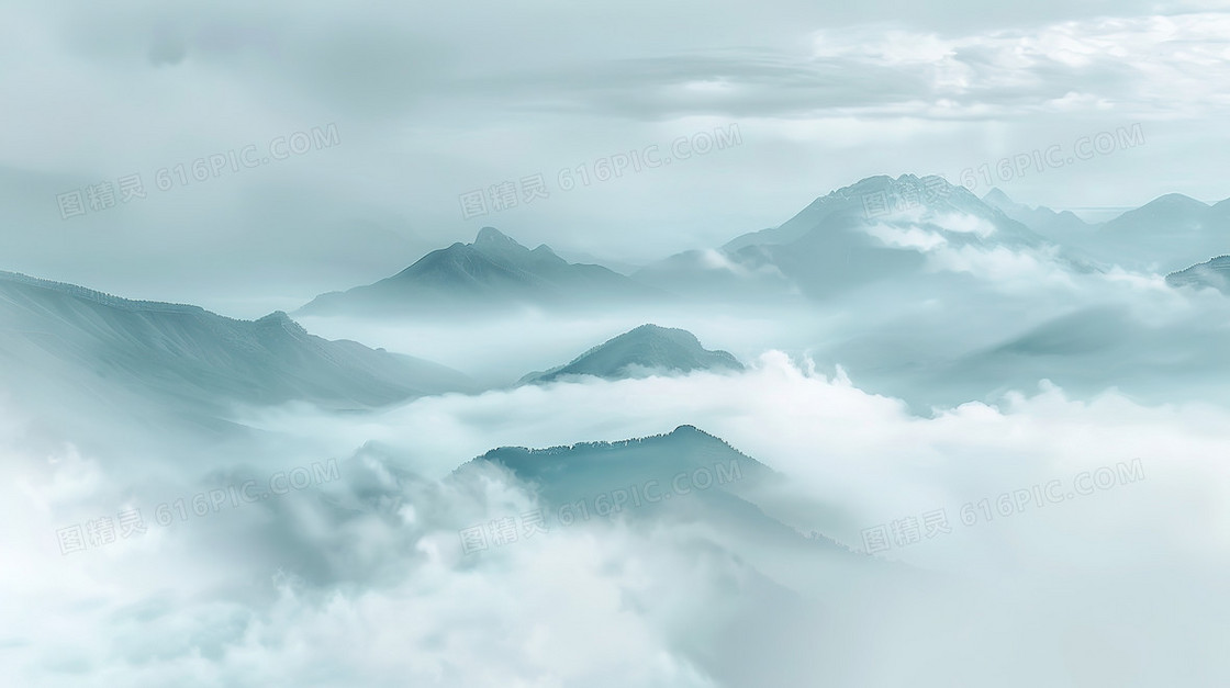 浅色云雾中的山脉背景