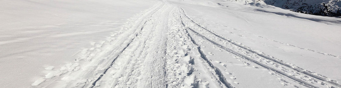 冬季雪地靴鞋背景banner