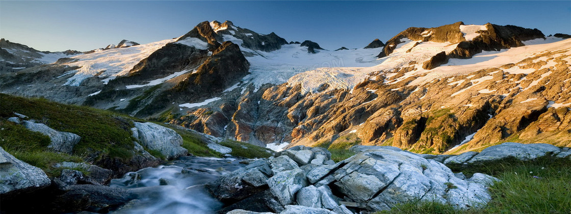 雪山  绿色 高山  夕阳