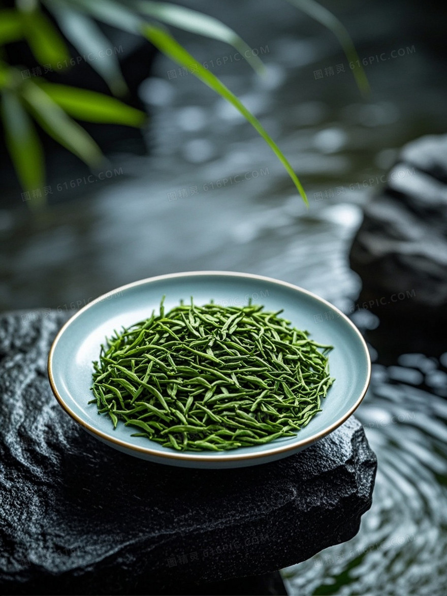 画面中一个圆形的大盘子上铺满小叶苦丁茶