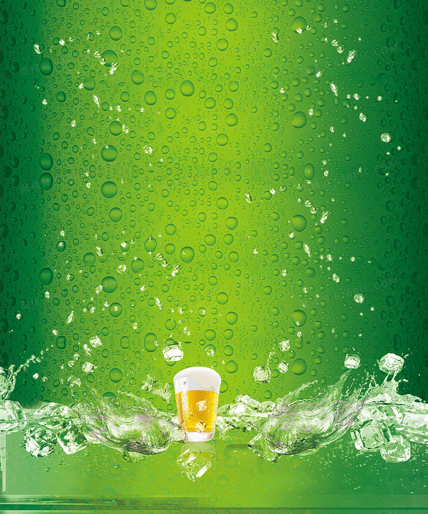 绿色气泡冰水啤酒冰块深色背景