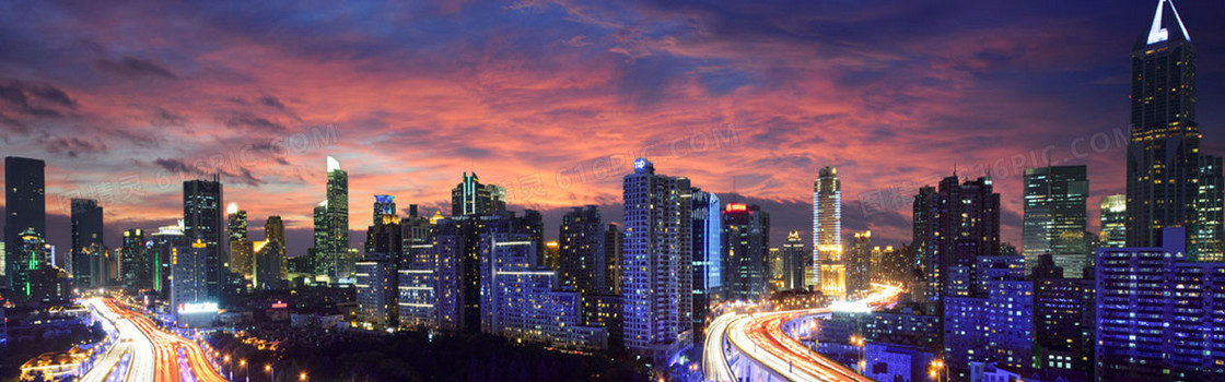   霓虹闪烁的城市夜景 