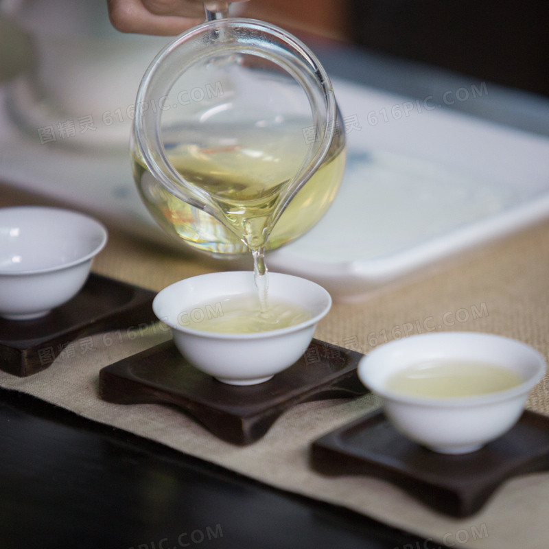 安静品茶图