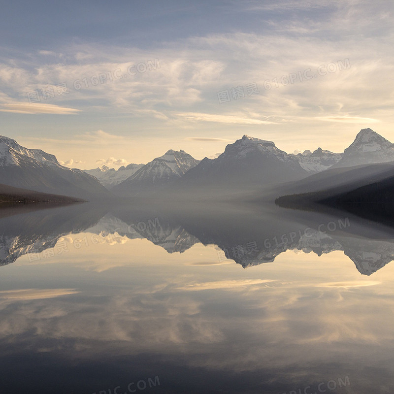 湖水倒影背景