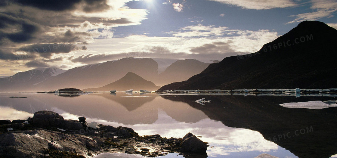 天空山峰湖水背景