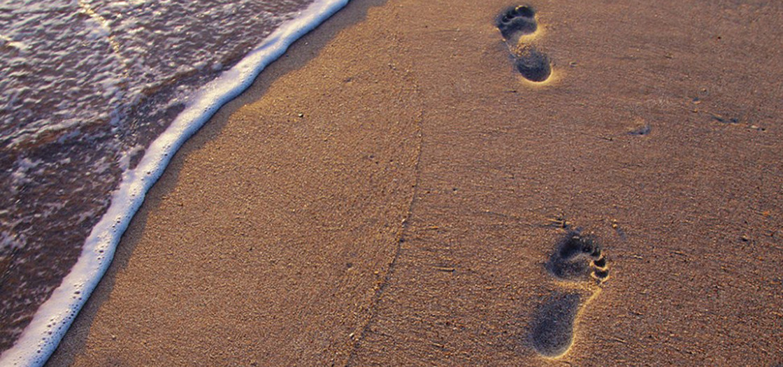 海边沙滩脚印背景