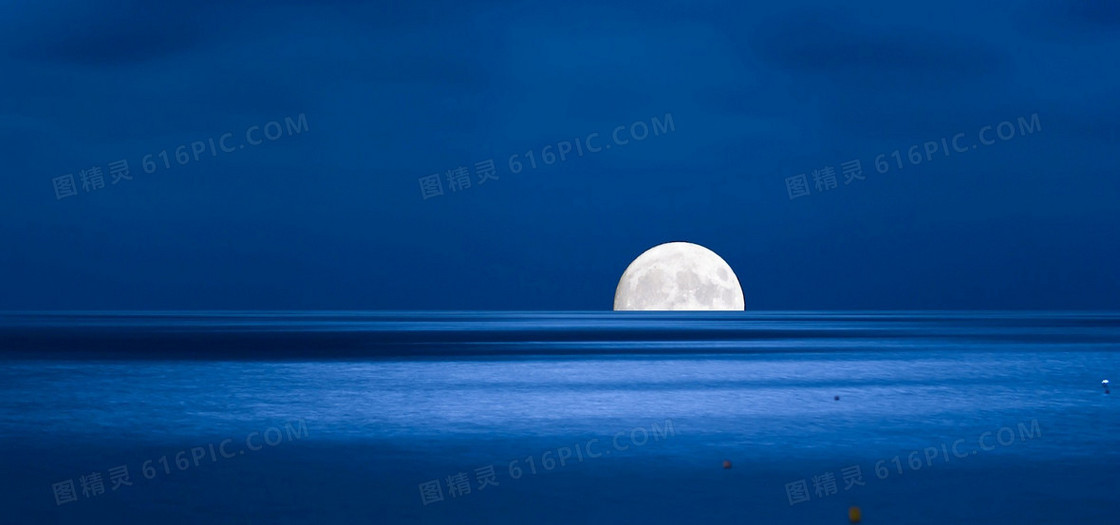 蓝色海面月亮升起背景