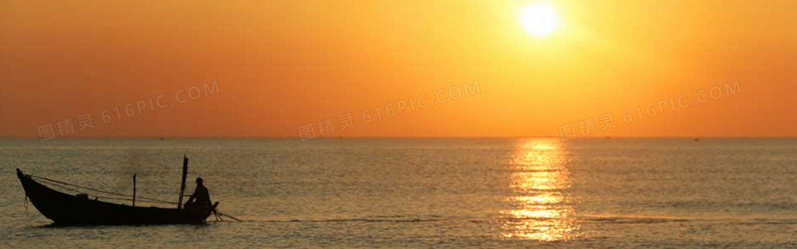 大海中打鱼的渔民夕阳美景
