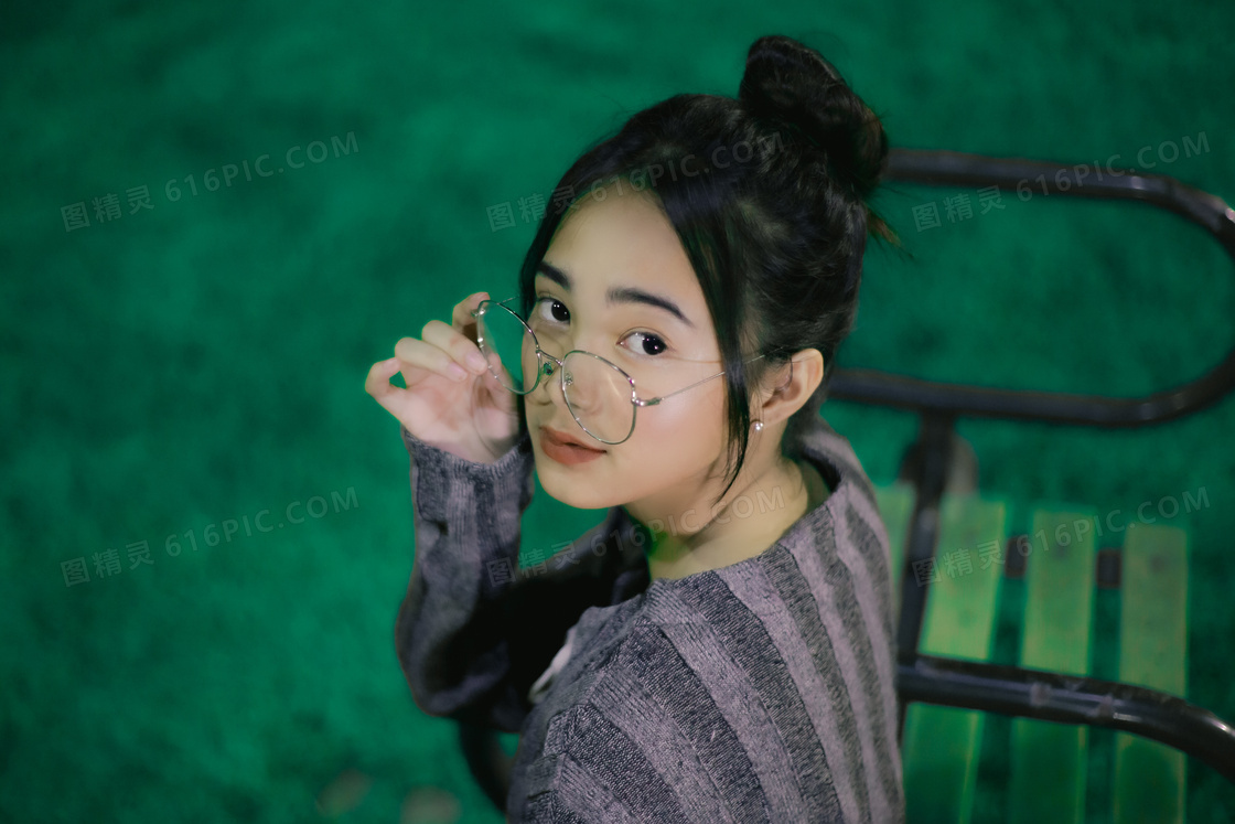 丸子头美女写真图片