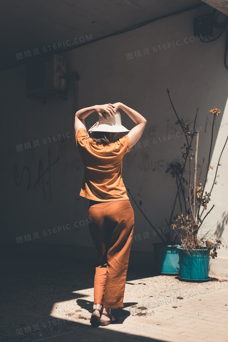 美女搔首弄姿背影图片