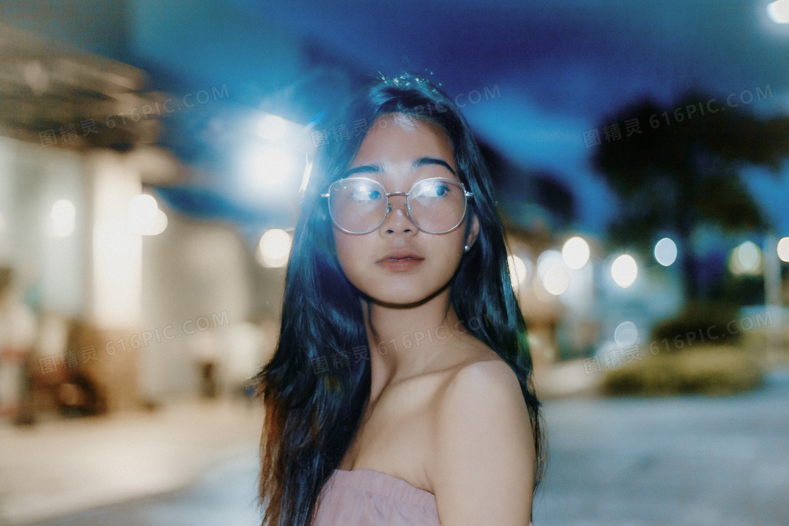午夜现代美女图片