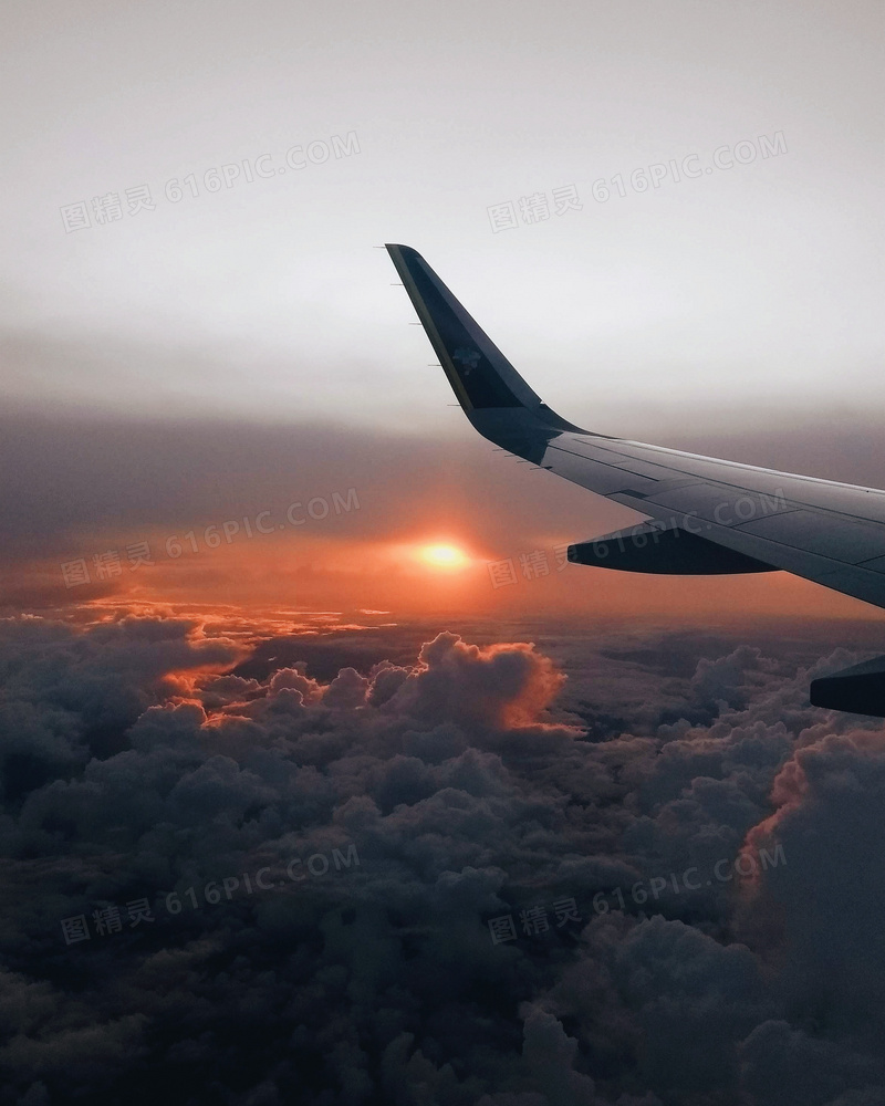 飞越云层的飞机机翼图片