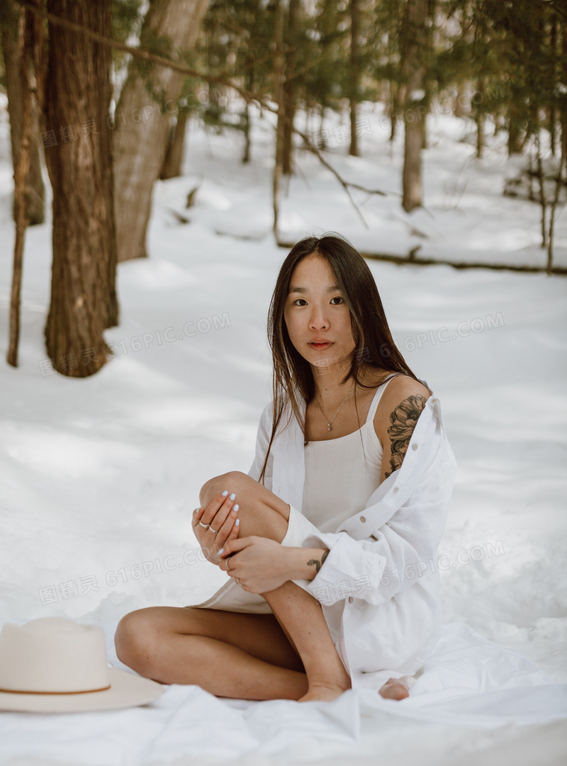 冬季大胆美女艺术人体写真图片