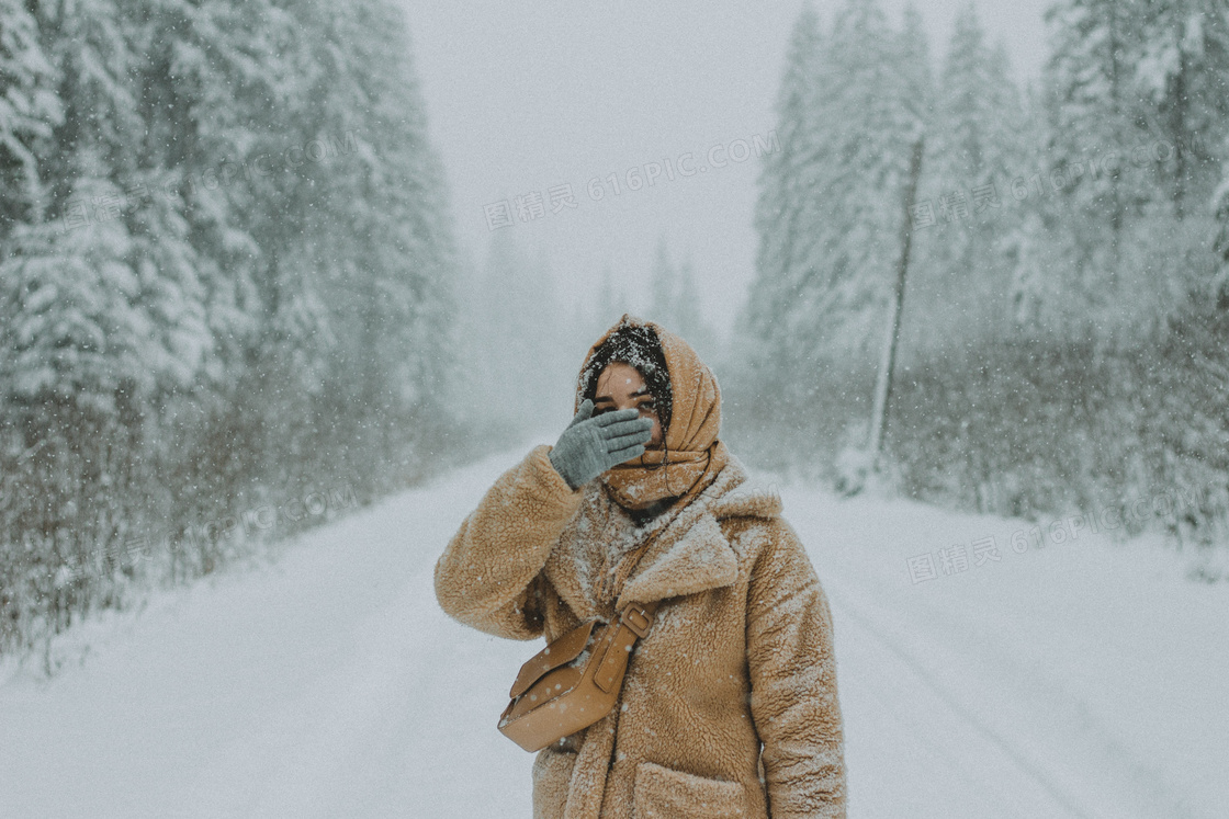 冬季雪天美女图片