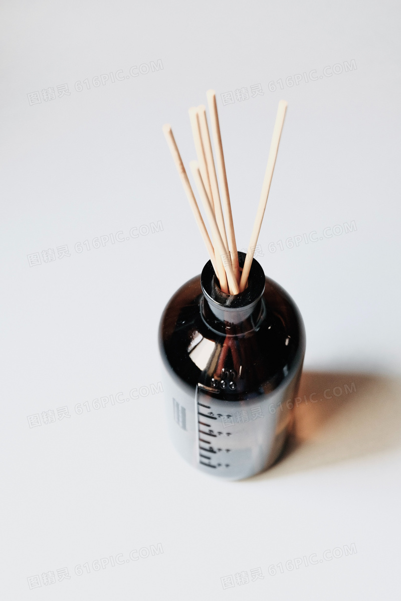 药瓶和棉签图片
