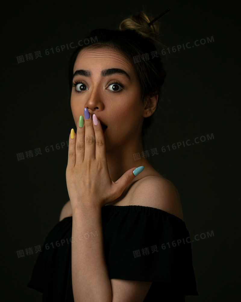 美女糖果色美甲图片