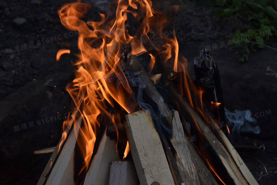 柴火堆燃烧火焰图片