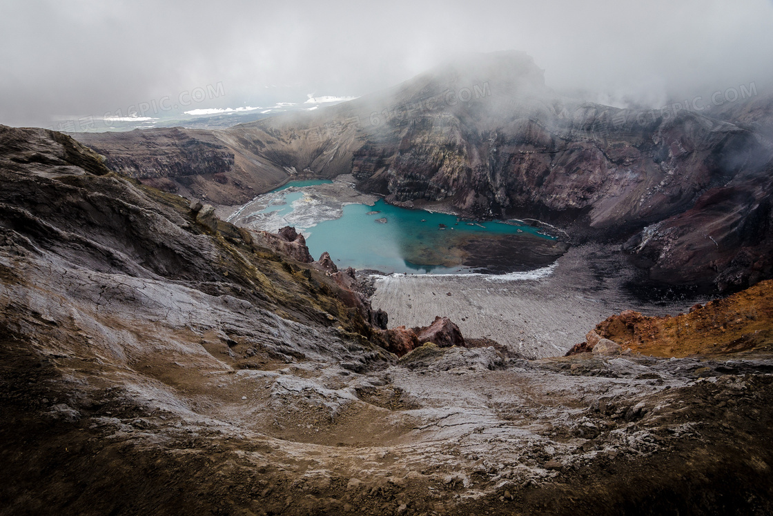 天然高山湖泊图片