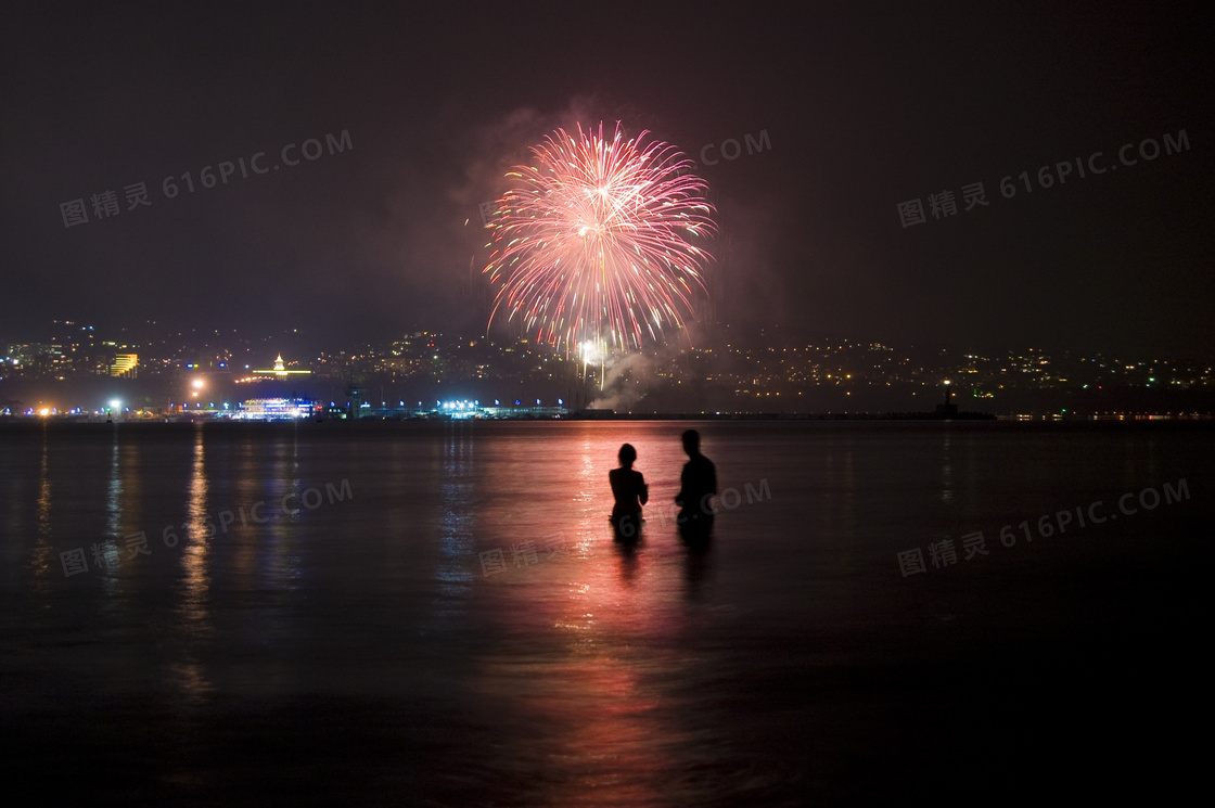 城市夜晚灿烂烟花图片