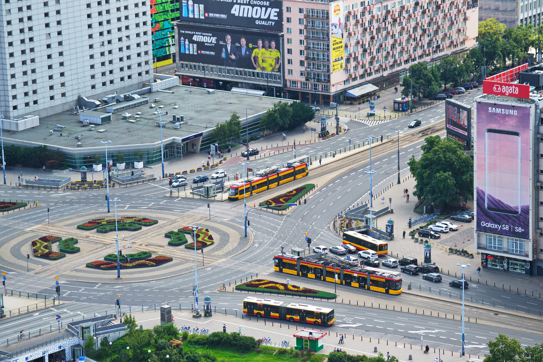 城市街道十字路口航拍图