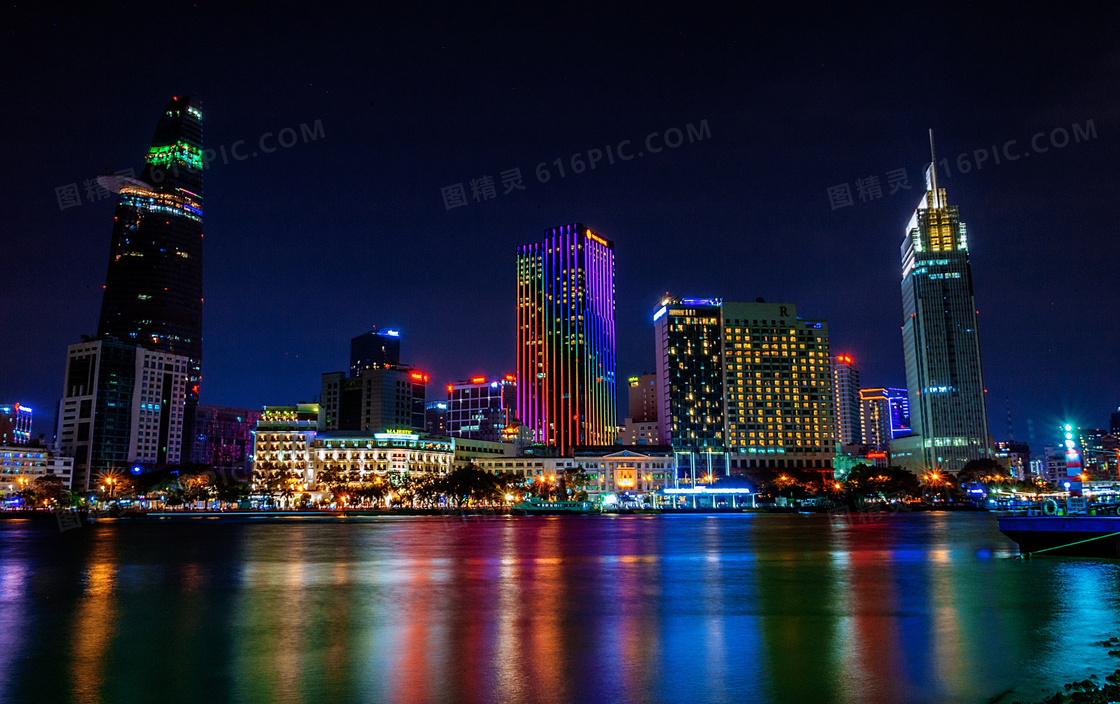 海边繁华都市夜景图片