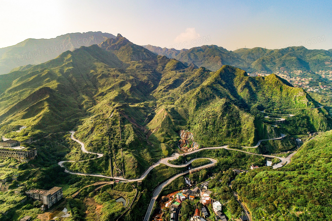 蜿蜒山脉鸟瞰景观图片