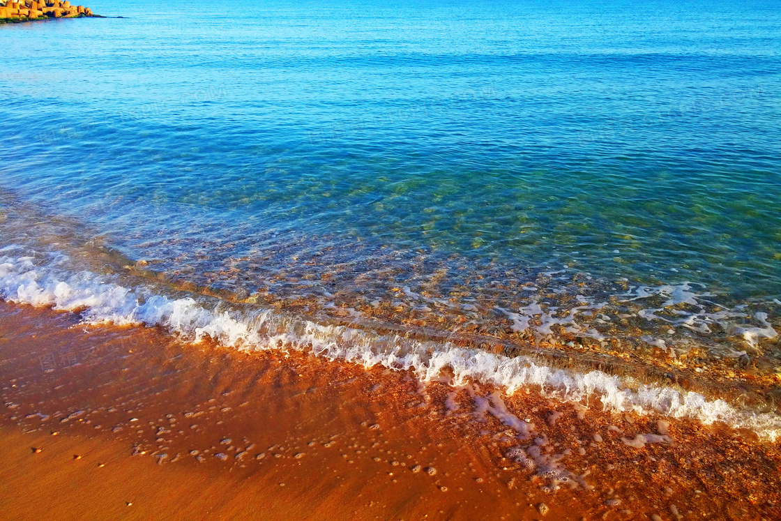 大海沙滩浪花图片