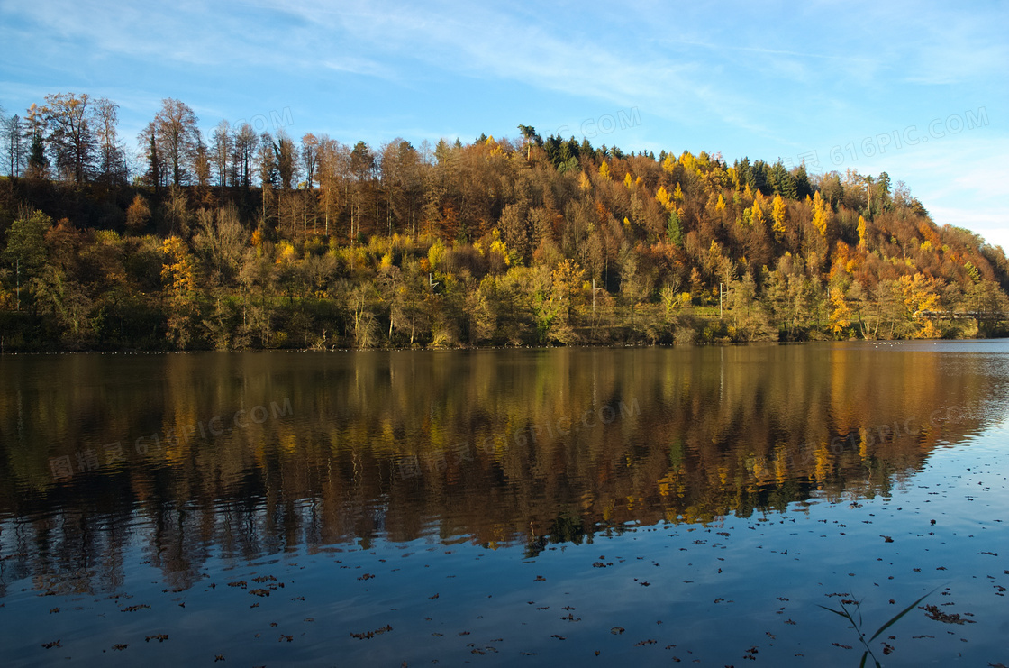 秋季森林湖泊风景图片
