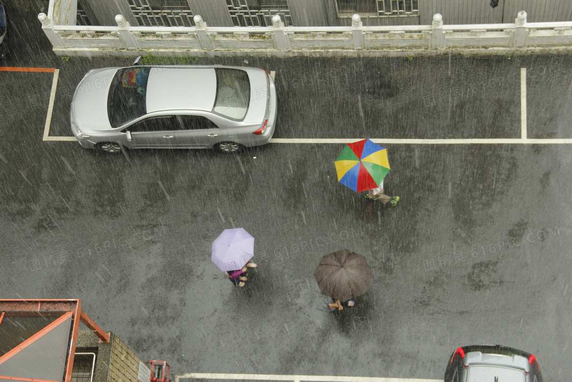 阴雨天城市图片