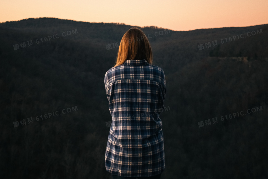 唯美长发女生背影图片