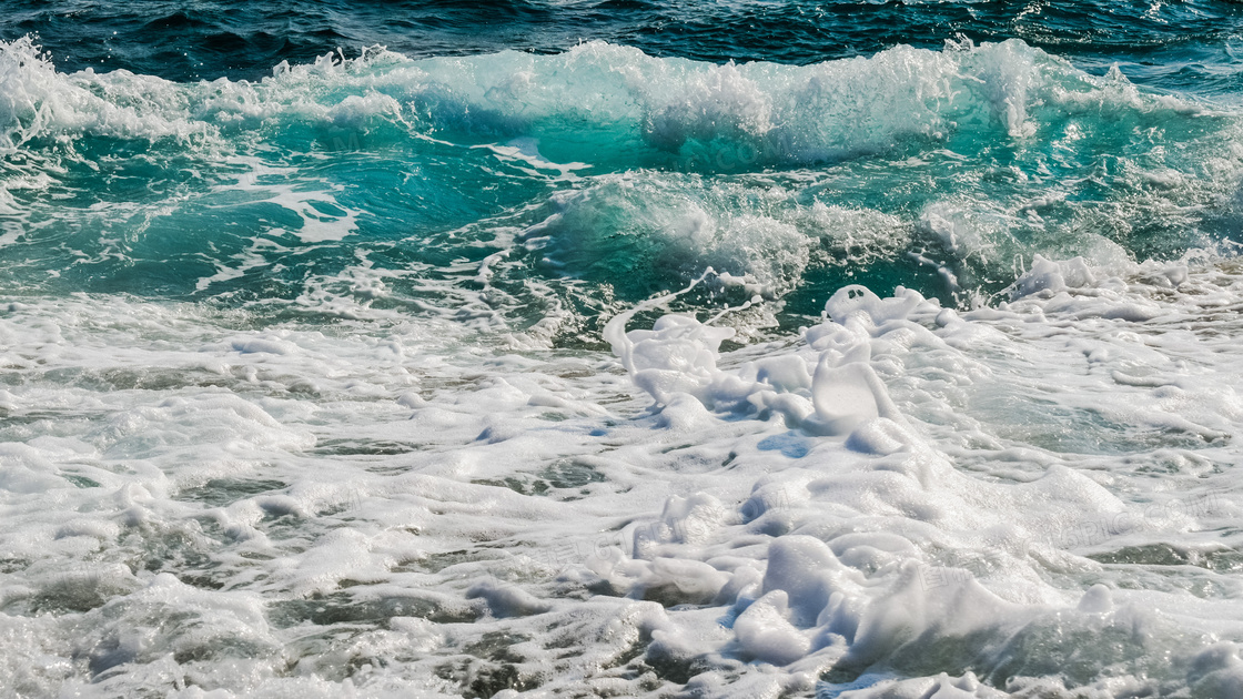 蔚蓝大海滚滚海浪图片