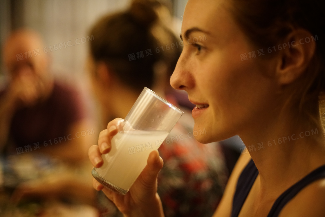 喝果汁侧颜美女图片