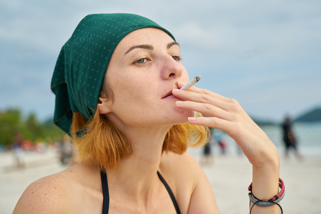 抽烟耍酷女生图片