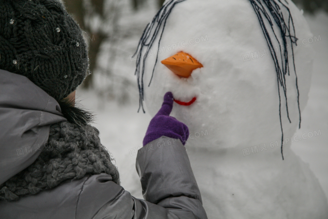 小孩子堆雪人图片