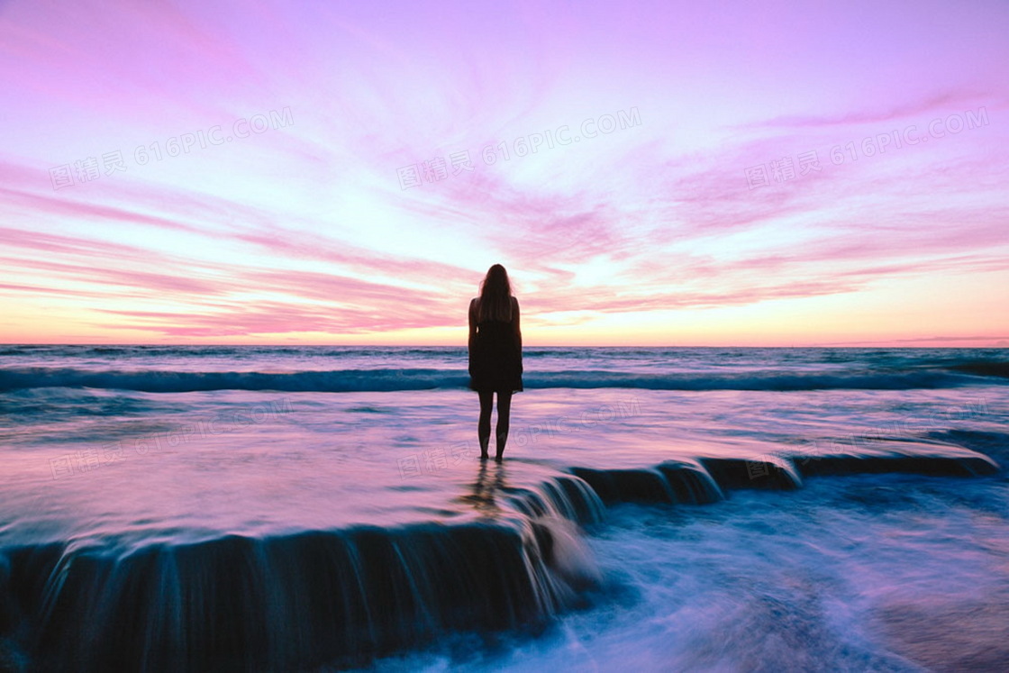 唯美海边女生背影图片