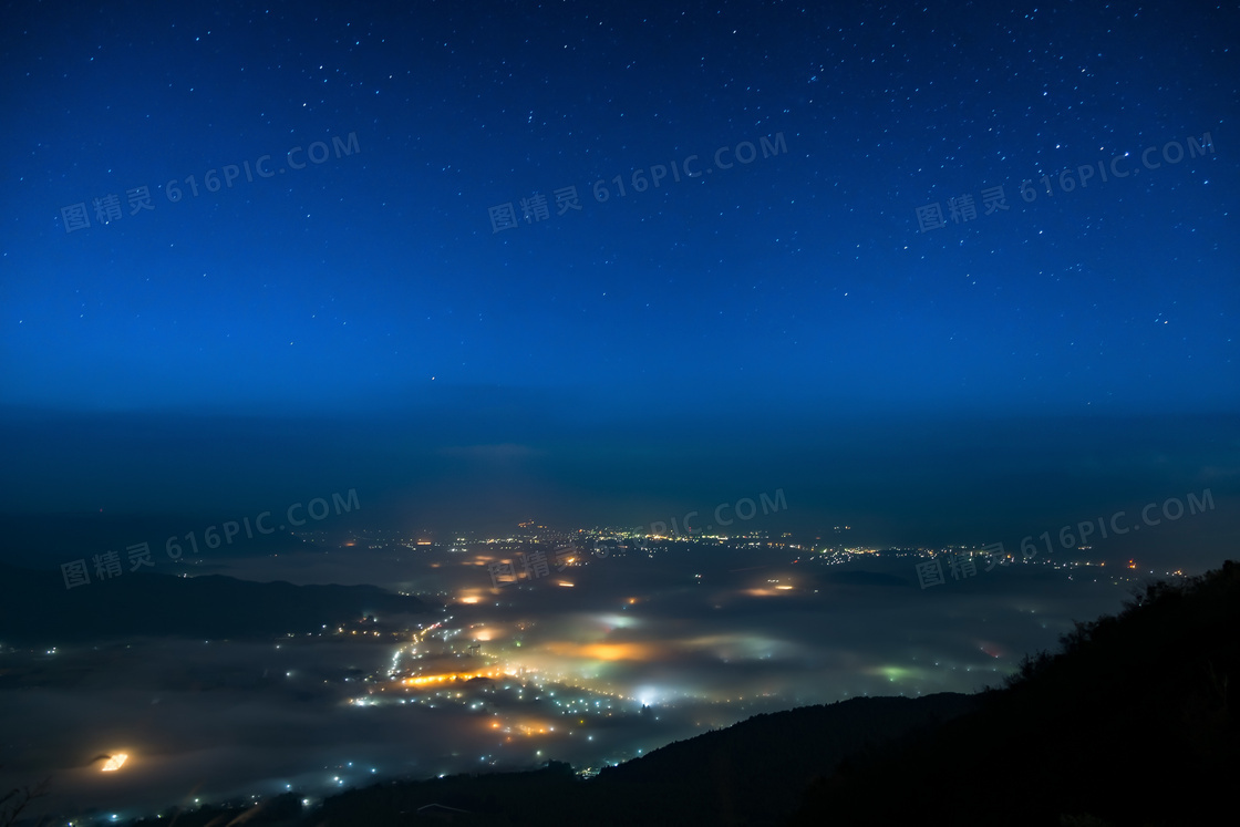 星空下的城市夜景图片