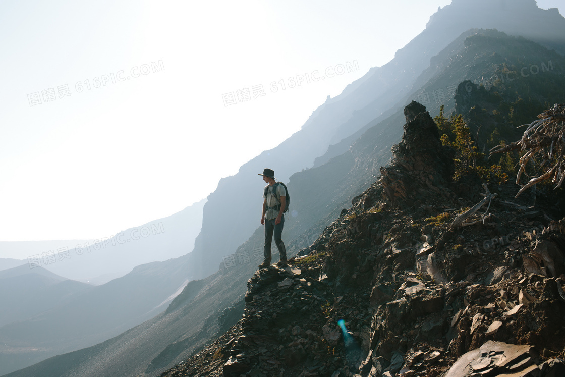 高山旅行者图片