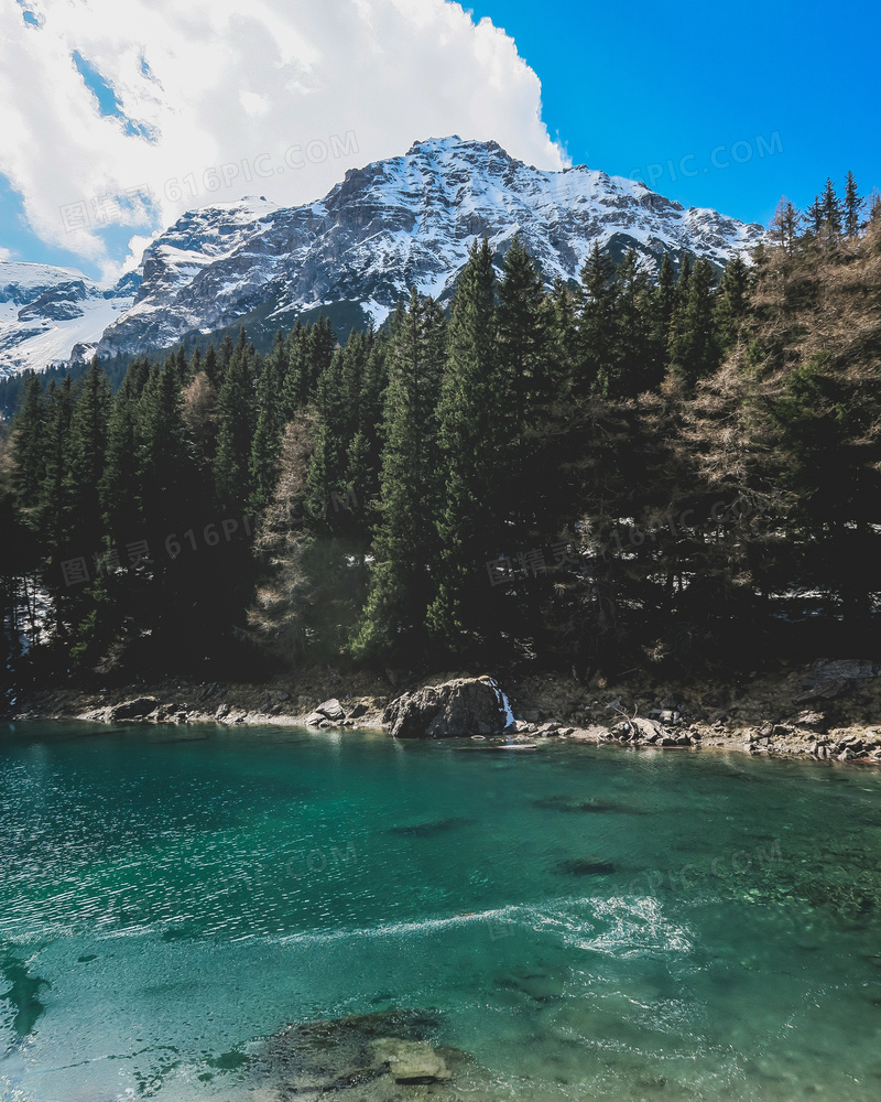 雪山河流图片