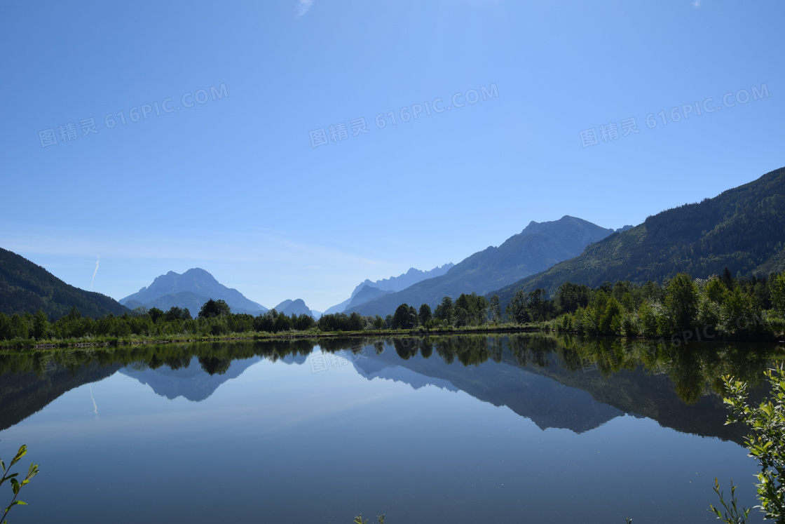 湖泊山峰景观图片