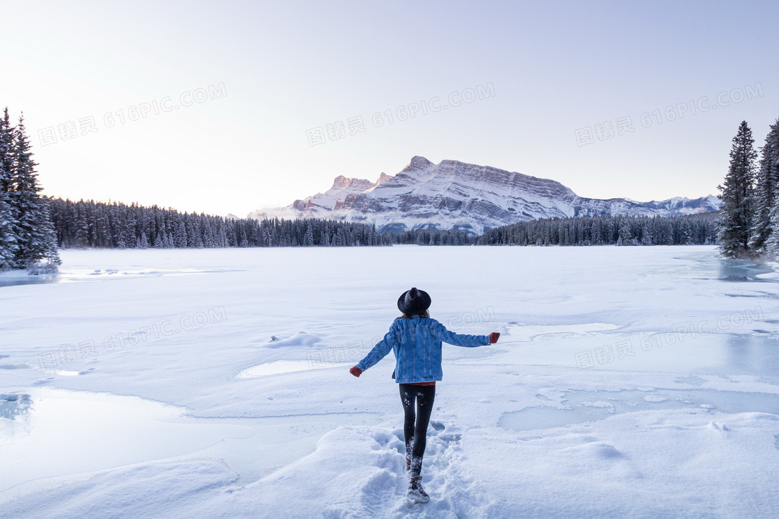 美女雪地背影生活图片 美女雪地背影生活图片大全