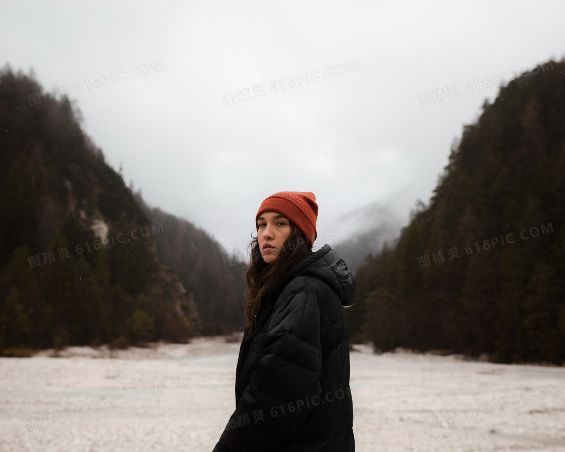 羽绒服户外女人图片 羽绒服户外女人图片大全