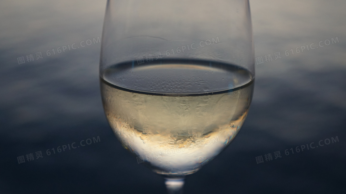冰镇白葡萄酒图片